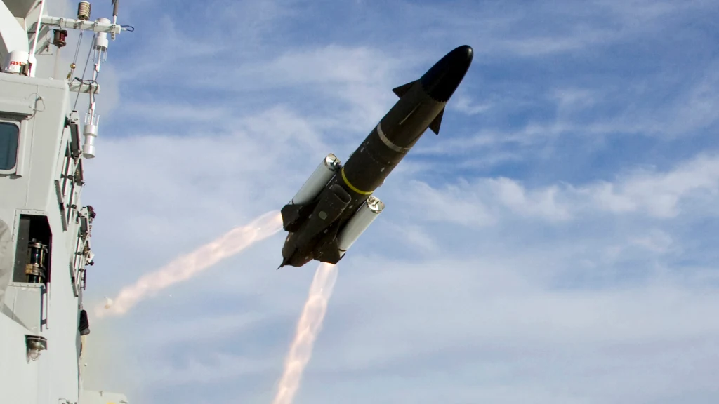 Szwecja chce pocisków o zasięgu 2000 kilometrów do ataku na teren Rosji. Nie mają dużego wyboru (zdjęcie ilustracyjne) Rakieta bojowa w momencie startu z pokładu okrętu wojennego na tle nieba z lekkimi chmurami. Wydobywające się płomienie zwiastują początek lotu pocisku.