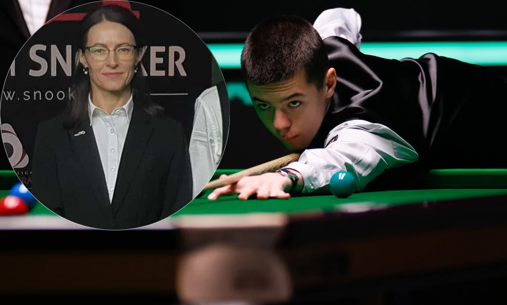 Młody mężczyzna skupiony na rozgrywce snookerowej, ujęty w pozie do wykonania uderzenia, nałożony okrągły portret kobiety w garniturze i okularach, stojącej na tle baneru turnieju snookera.