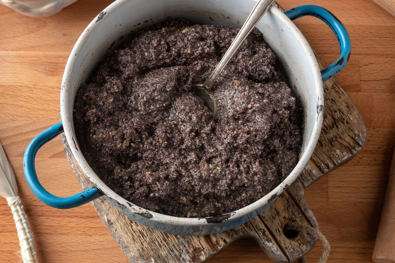 Masa najczęściej trafia do bożonarodzeniowych ciast. Zacznij jeść mak nie tylko od święta Masa najczęściej trafia do bożonarodzeniowych ciast. Zacznij jeść mak nie tylko od święta