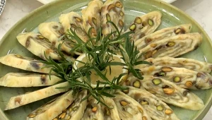 Rolada serowa z pistacjami i matchą