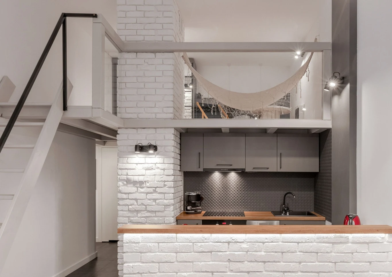 Antresola w mieszkaniu pozwala zyskać na przestrzeni. Fot. in4mal/123RF.com