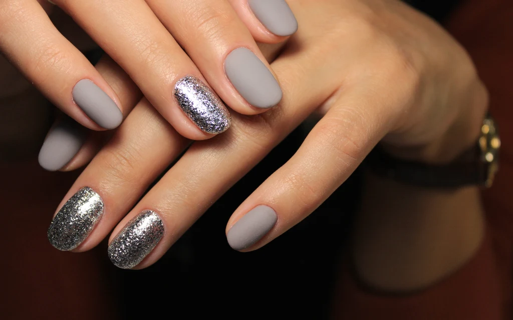 Powrót trendu z lat 80. Błysk i brokat na paznokciach znów są modne