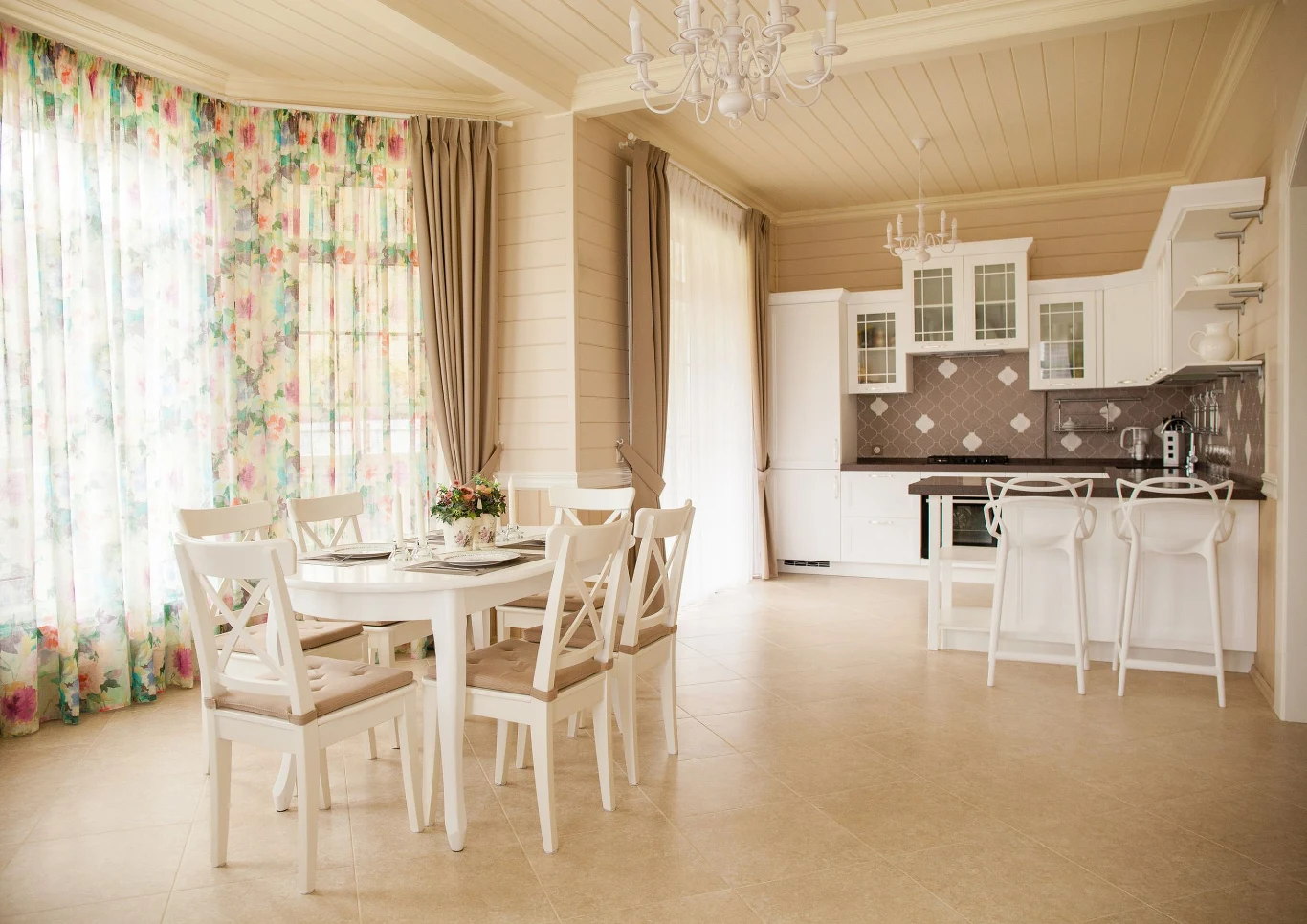 Aranżacje wnętrz to bardzo pracochłonny proces, który daje duże możliwości kreatywne. Fot. andersonrise/123RF.com