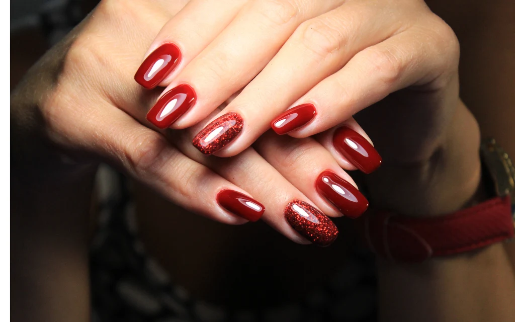 Klasyczna czerwień jest już passe. Teraz królują brokat i drobinki