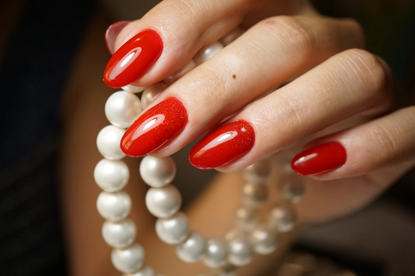 Czerwień z brokatowym akcentem to prawdziwy hit zimy 2025 