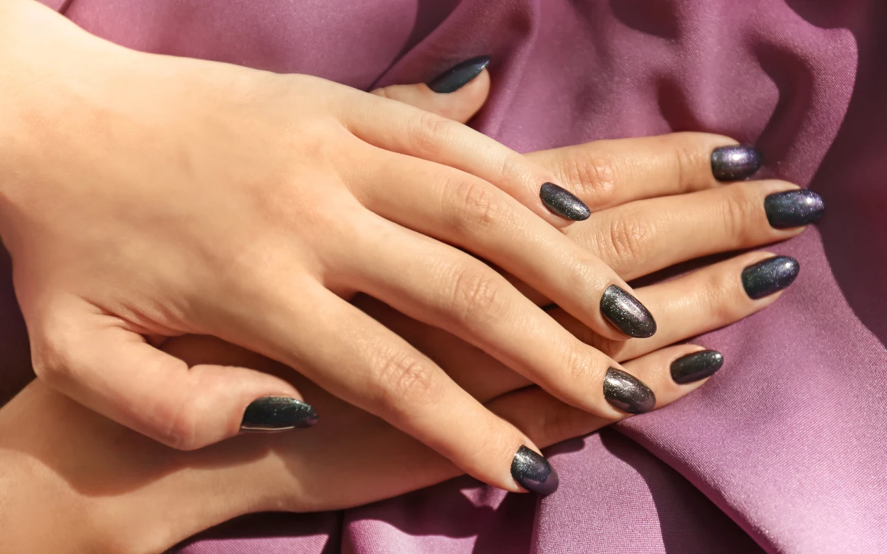 Czarne paznokcie z brokatem to manicure z pazurem 