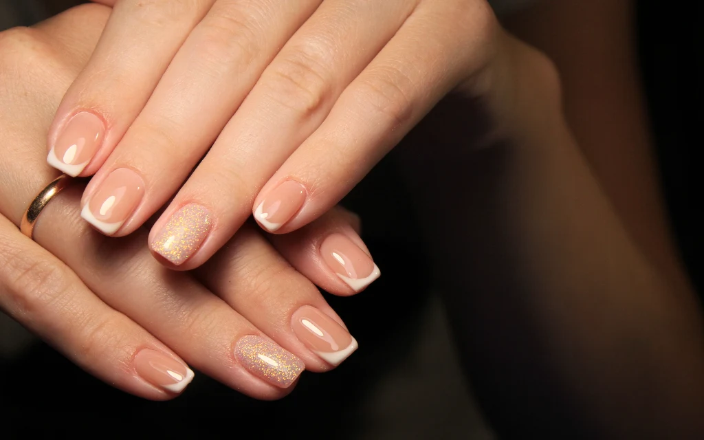French z pazurem to idealne rozwiązanie dla osób, które lubią stonowany manicure