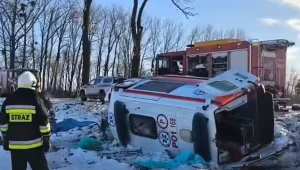 Makabryczny wypadek pod Wągrowcem. Karetka uderzyła w drzewo