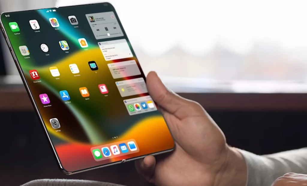 Tablet nowoczesnej generacji trzymany w ręce, na ekranie widać kolorowe aplikacje i powiadomienia systemowe, ekran jest duży i niemal bezramkowy, użytkownik korzysta z urządzenia w pozycji poziomej.