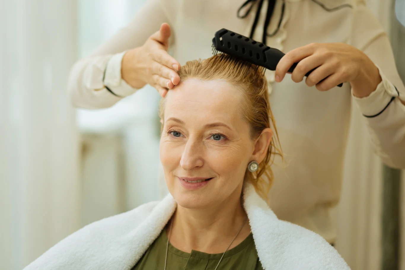 Jaka fryzura po sześćdziesiątce? Postaw na te krótkie, ale ultramodne cięcia