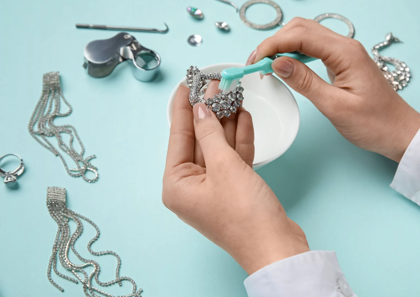 W prosty sposób przy wrócisz biżuterii dawny blask. Fot. serezniy/123RF.com