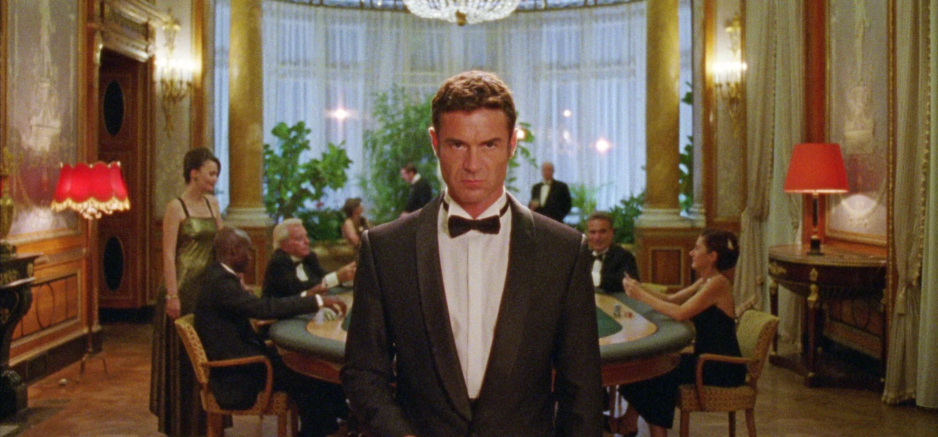 Kadr z filmu "Błysk diamentu śmierci"