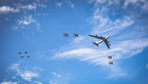 Morze Karaibskie. Myśliwce Marynarki Wojennej USA eskortują bombowiec B-52 Stratofortress