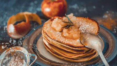 Cynamonowe naleśniki "szarlotka" od Debory Suliborskiej