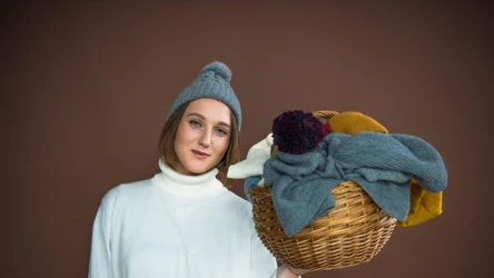 Czapki i szaliki powinniśmy prać regularnie, by usunąć z nich zanieczyszczenia. Jak to zrobić poprawnie, żeby ich nie zniszczyć?