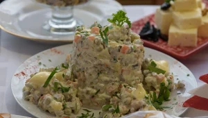 Tradycyjna sałatka jarzynowa świetnie sprawdzi się na świątecznym stole