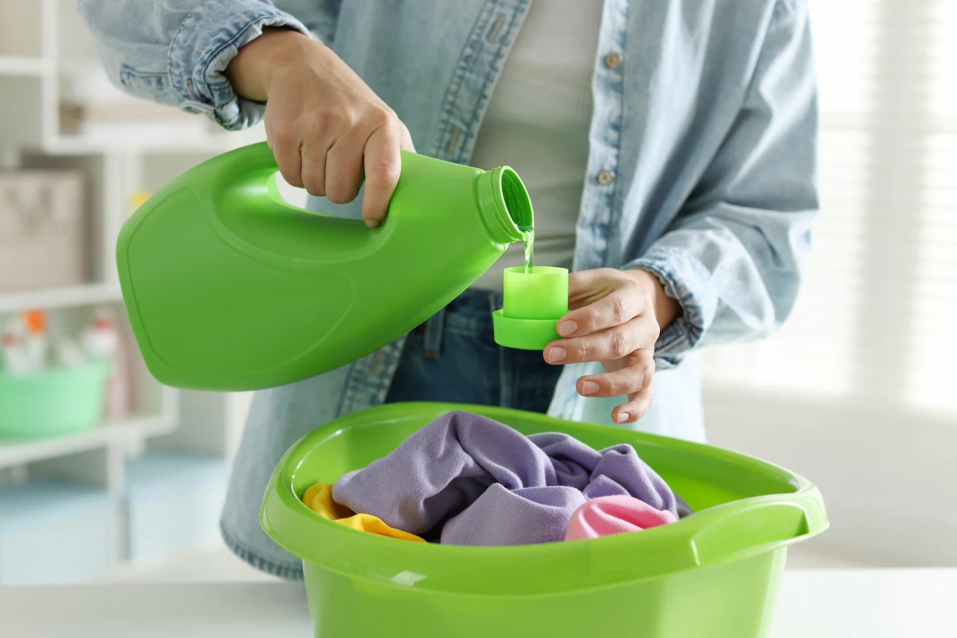 Im delikatniejszy materiał, tym bezpieczniej prać go w rękach. Zasada ta dotyczy również czapek i szalików. Im delikatniejszy materiał, tym bezpieczniej prać go w rękach. Zasada ta dotyczy również czapek i szalików.