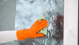 Brud szybko odklei się od szyb. Okna będą bez smug