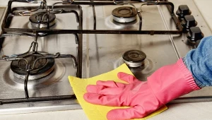 Ruszt kuchenki straszy brudem? Domowa mikstura wszystko usunie