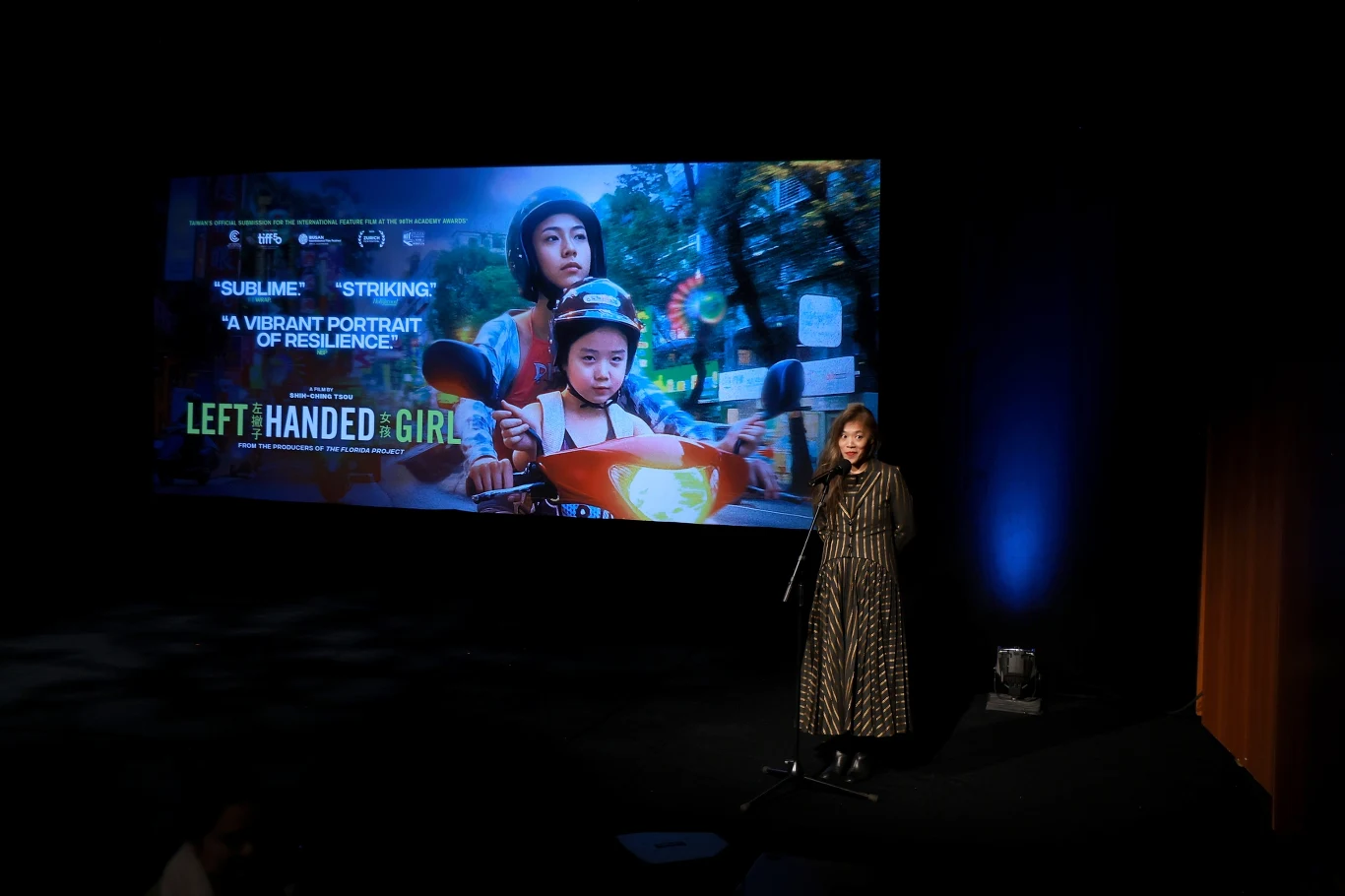 Tsou Shih-Ching na pokazie filmu "Left-Handed Girl. To była ręka… diabła!" w Nowym Jorku Tsou Shih-Ching na pokazie filmu "Left-Handed Girl. To była ręka… diabła!" w Nowym Jorku