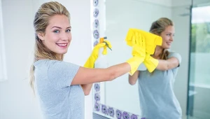 Zamiast wylewać do zlewu, myję nią lustra. Od tygodni nie widziałam smug 