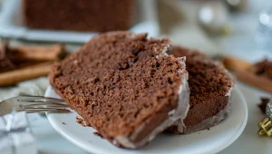 Domowy piernik czekolady z dodatkiem suszonych śliwek wychodzi wilgotny i pyszny