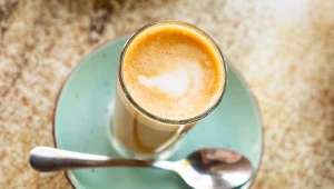 Kawa, która podbija kawiarnie. Jak przyrządzić ją w domu? 