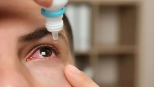 Zmagasz się z problemem suchych oczu? Problemem może być menopauza