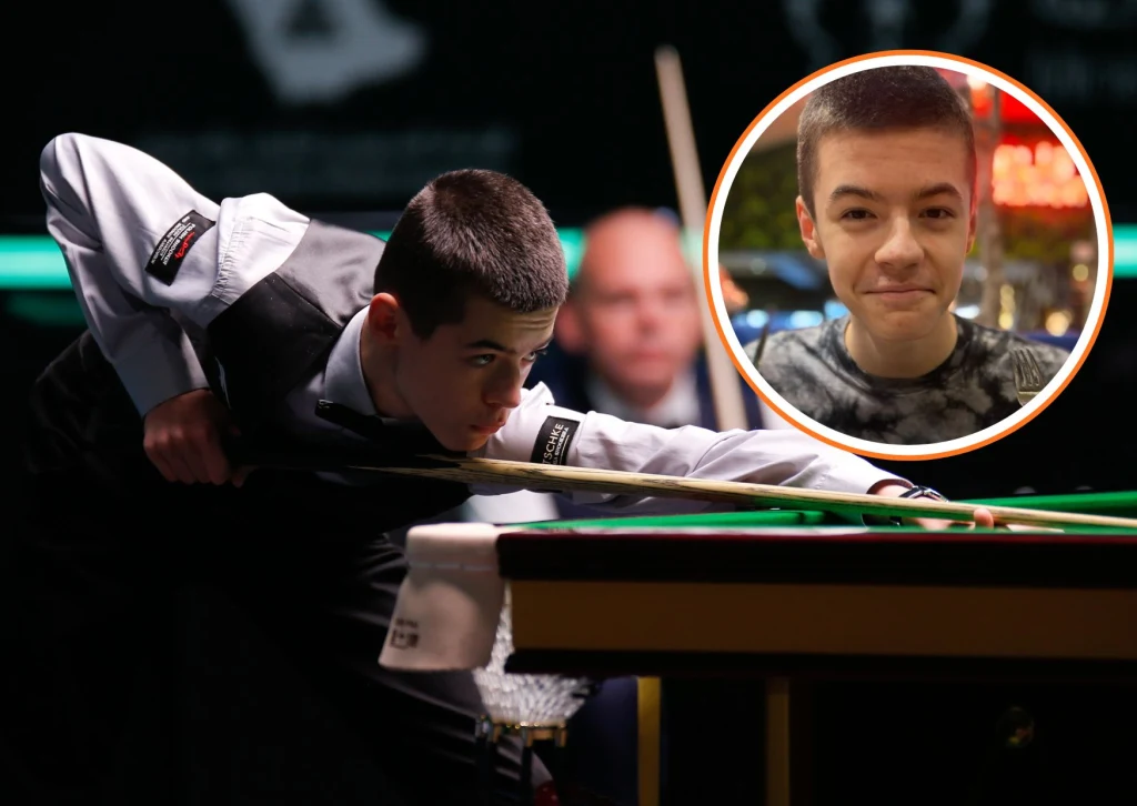 Młody mężczyzna skupiony podczas rozgrywki w snookera, ubrany w elegancką kamizelkę i koszulę, trzyma kij bilardowy i przykłada się do uderzenia białej bili, na pierwszym planie stół do gry. W okrągłej ramce z prawej strony widoczna twarz tego samego c...