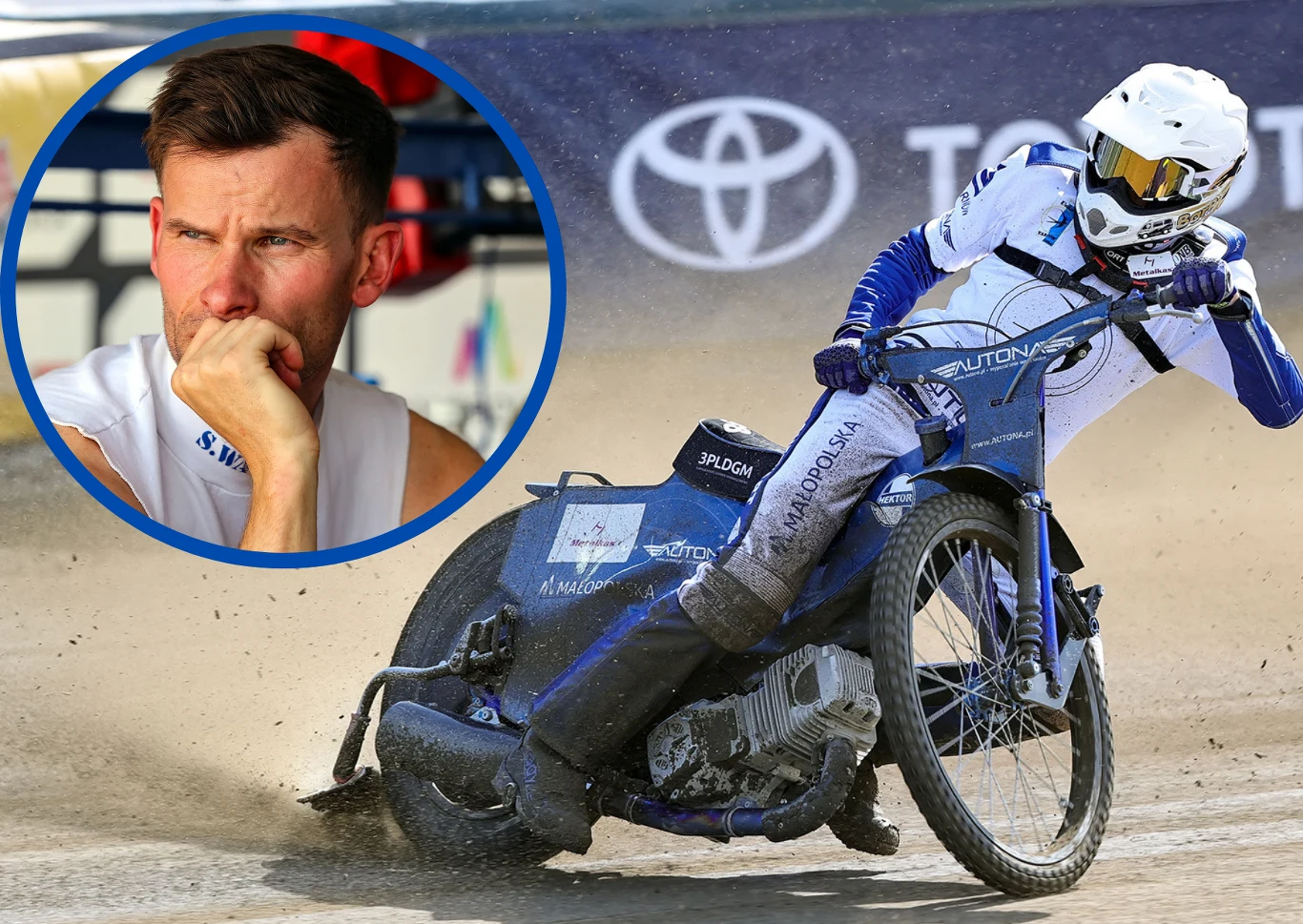 Matej Zagar i Timo Lahti na razie pozostają bez pracy Zawodnik podczas wyścigu żużlowego pochyla się w zakręcie na motocyklu, ubrany w niebiesko-biały kombinezon ochronny i kask, po lewej stronie portret mężczyzny pogrążonego w zadumie, na tle widocznego logotypu Toyoty.