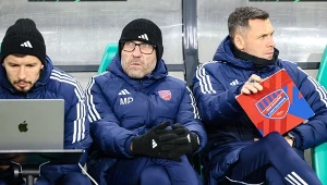 Kibice Rakowa wściekli na Papszuna. Ten transparent mówi wszystko