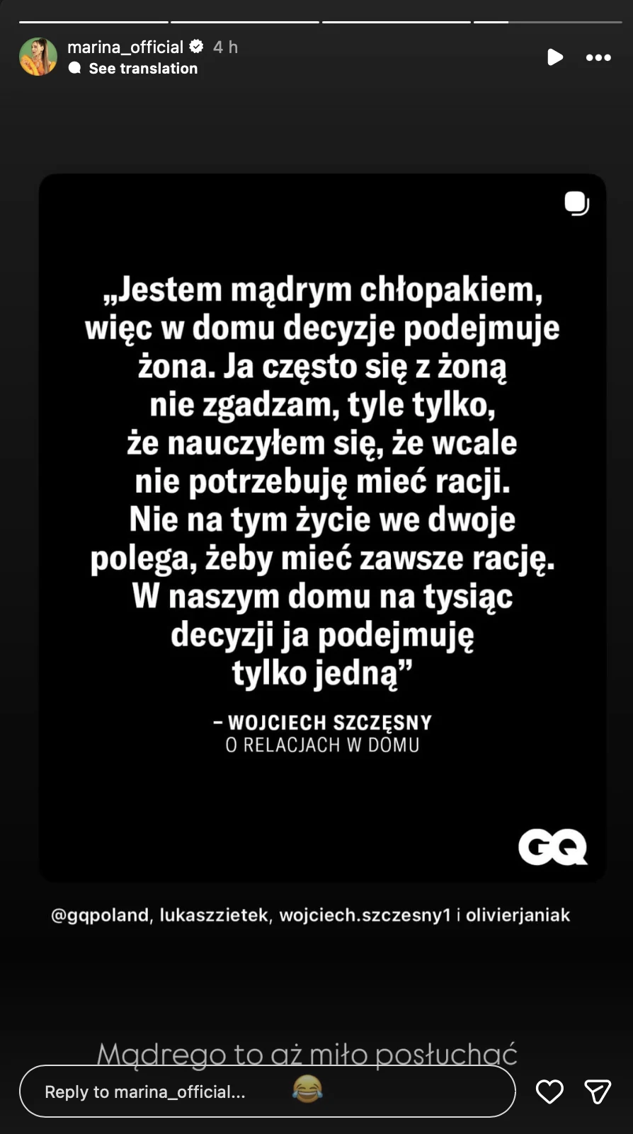 Biała czcionka na czarnym tle cytuje wypowiedź Wojciecha Szczęsnego o podejmowaniu domowych decyzji przez żonę, podpisaną logotypem magazynu GQ.