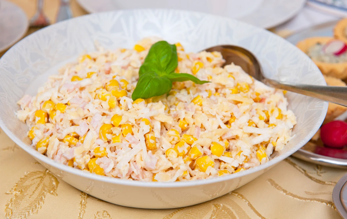 Ta sałatka to prawdziwy imprezowy klasyk Ta sałatka to prawdziwy imprezowy klasyk