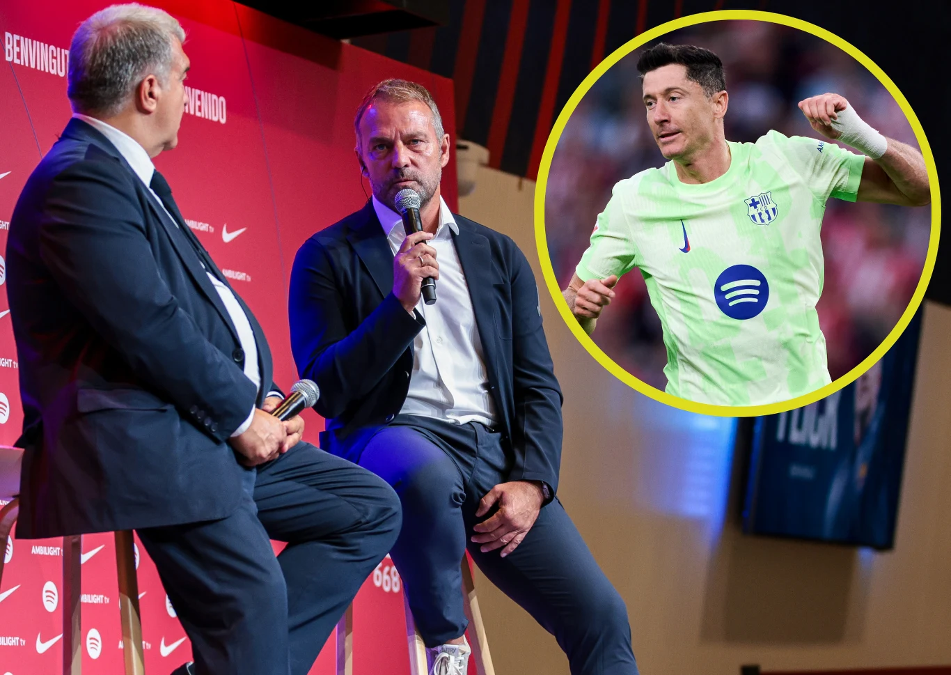 Hansi Flick, Joan Laporta i Robert Lewandowski Dwóch mężczyzn siedzi na scenie podczas oficjalnej konferencji, jeden z nich trzyma mikrofon. Wstawka w okręgu pokazuje piłkarza w sportowej koszulce podczas meczu.