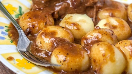 Sos pieczeniowy musi mieć bogaty smak, ciemny kolor i błyszczącą teksturę. Kluski śląskie, kopytka oraz pieczeń smakują z nim obłędnie
