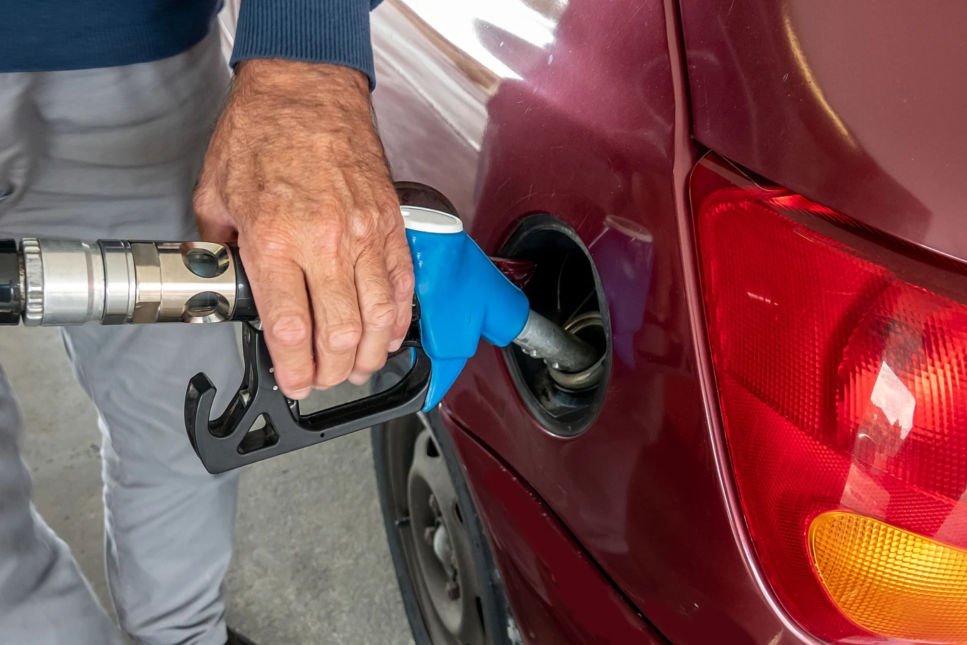 Zniżka na tańsze paliwo dla seniorów. Komu i na jakiej podstawie przysługuje?