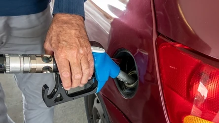 Zniżka na tańsze paliwo dla seniorów. Komu i na jakiej podstawie przysługuje?