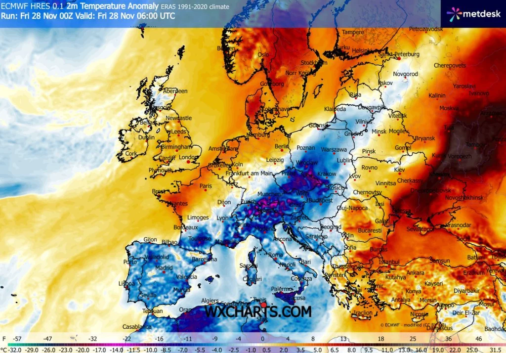 Kolorowa mapa Europy prezentująca anomalie temperatur na tle średnich, z wyraźnymi obszarami zimnych odchyleń nad Francją, Niemcami i północnymi Włochami oraz cieplejszymi anomaliami nad wschodnią Europą i Rosją.