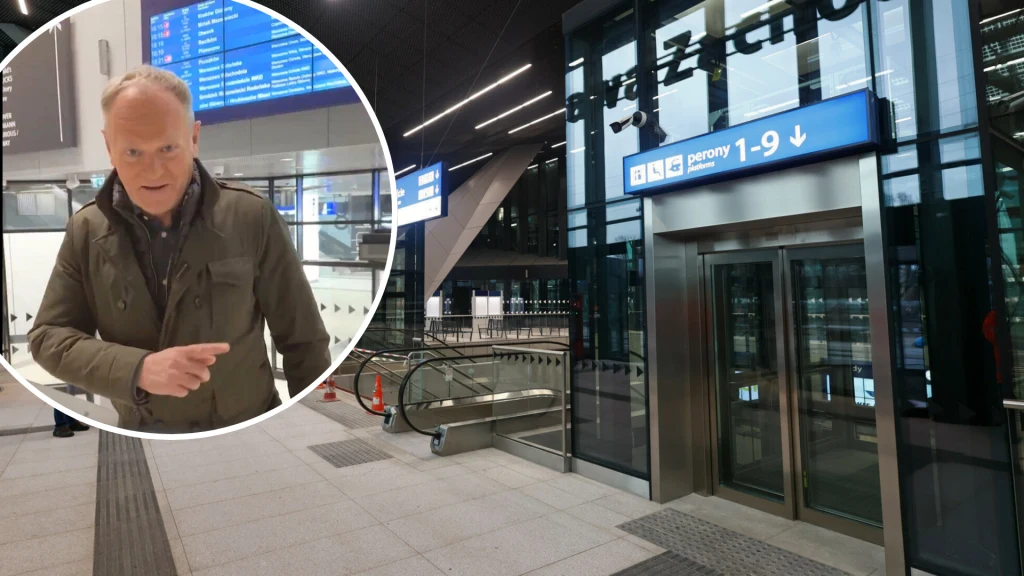 Donald Tusk odwiedził wyremonotowany dworzec Warszawa Zachodnia Nowoczesna hala dworca kolejowego z windą, ruchomymi schodami oraz tablicą odjazdów. W kółku powiększona sylwetka mężczyzny w kurtce, który gestykuluje ręką.