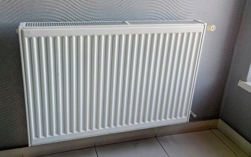 Całkowite zasłonięcie kaloryfera to słaby pomysł, ale pusta przestrzeń nad grzejnikiem również może prowadzić do strat ciepła