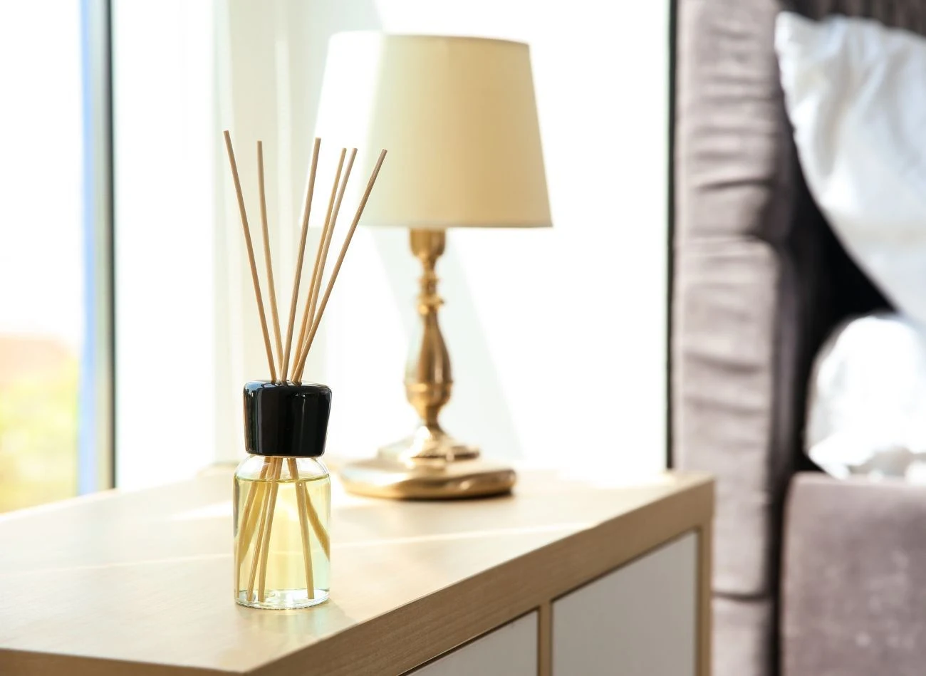 Zamiast kupnych, sytnetycznych odświeżaczy powietrza, warto zastosować prosty trik z sodą i olejkiem eterycznym