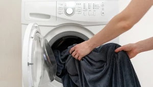 Podpowiadamy, jak prać koc, by był miękki i puszysty.