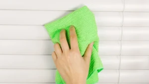 Jak wyczyścić żaluzje i karnisz w kilka minut? Fot. tab1962/Canva Pro