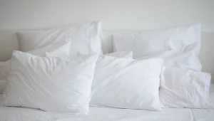 Pozbądź się żółtych plam z poduszki za pomocą popularnej, kuchennej przyprawy.