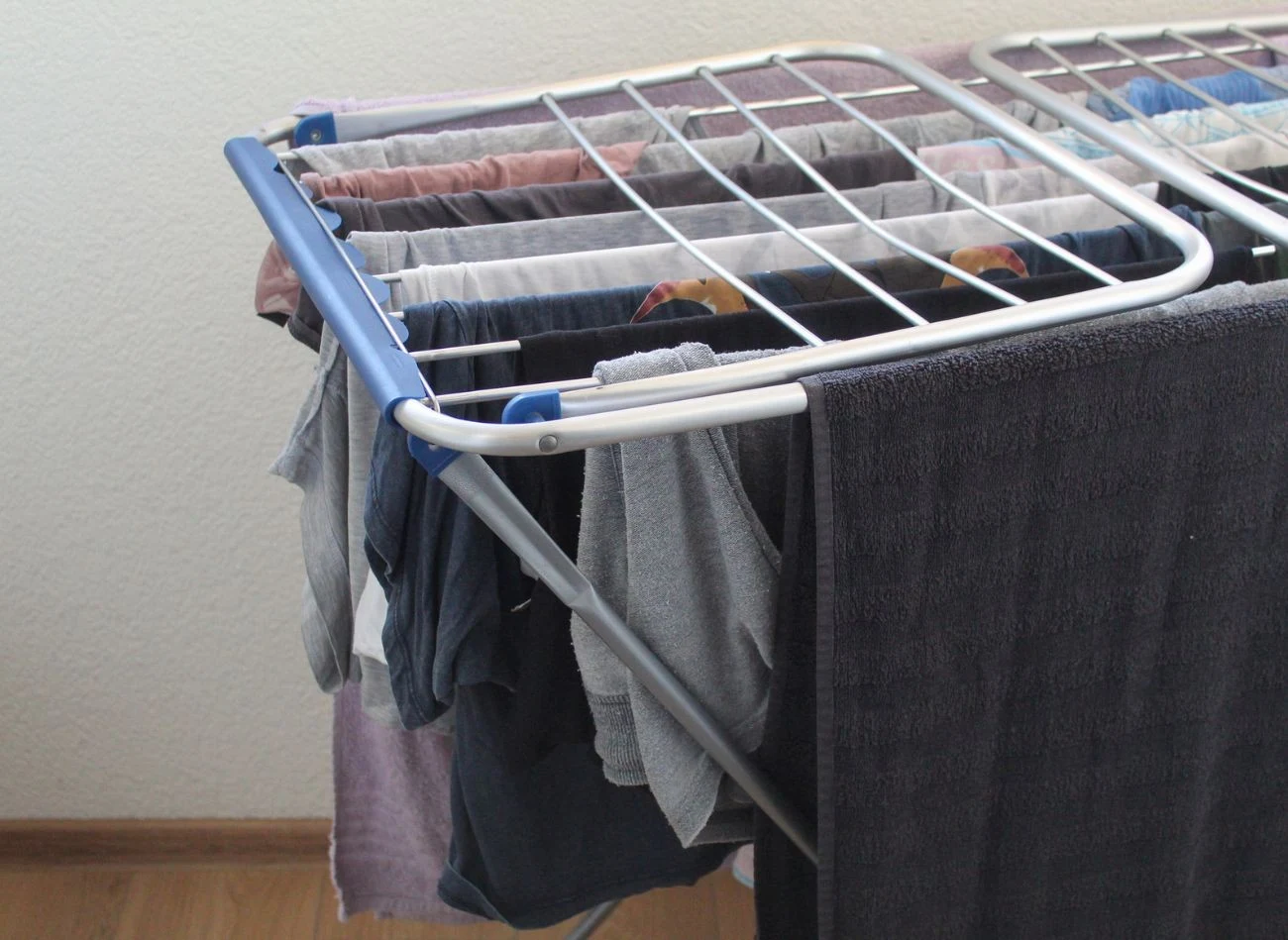 Metodę tęczowego wieszania ubrań można udoskonalić.