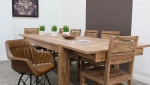 Mandallin, stoły drewniane