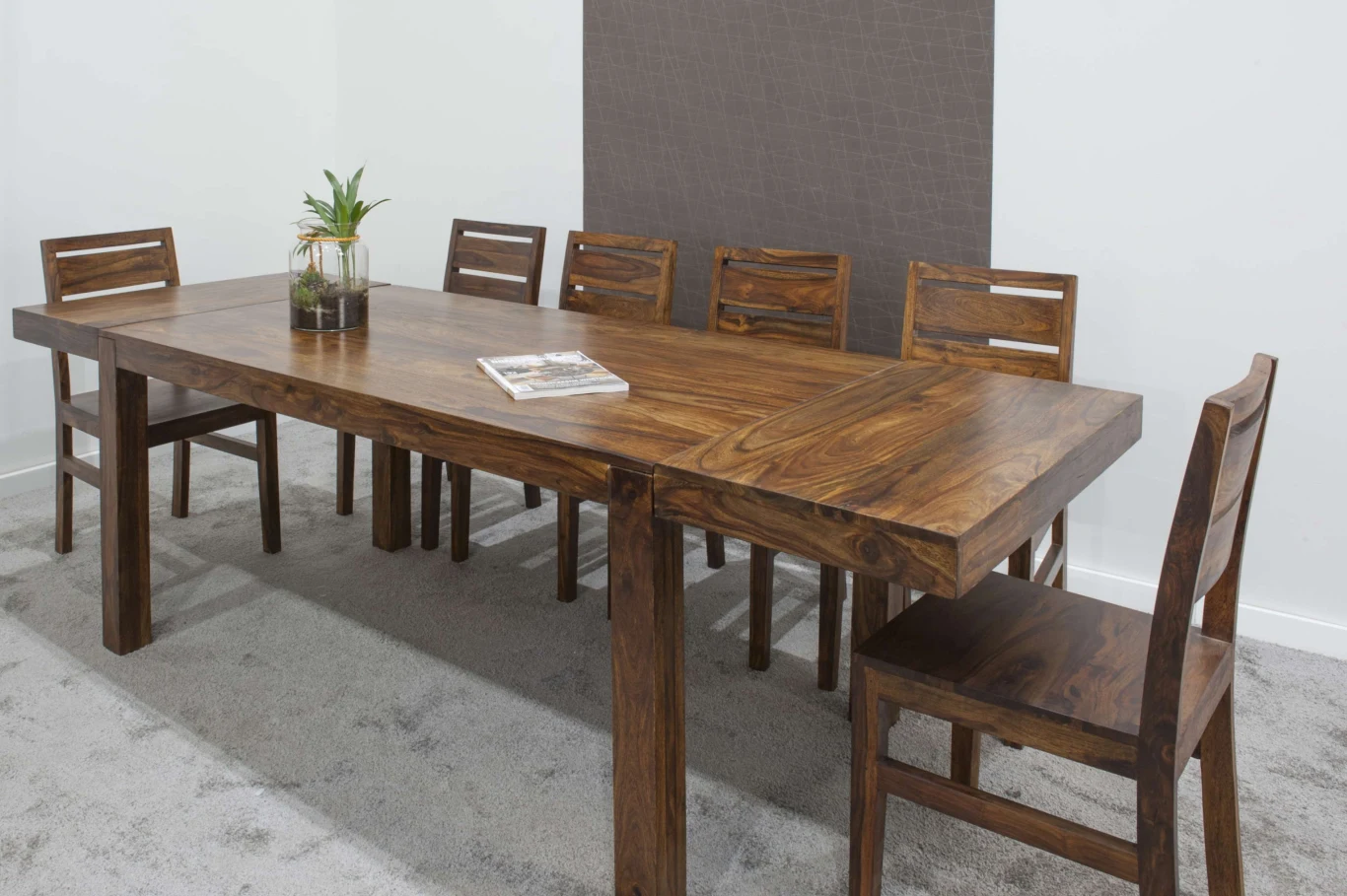 Mandallin, stoły drewniane