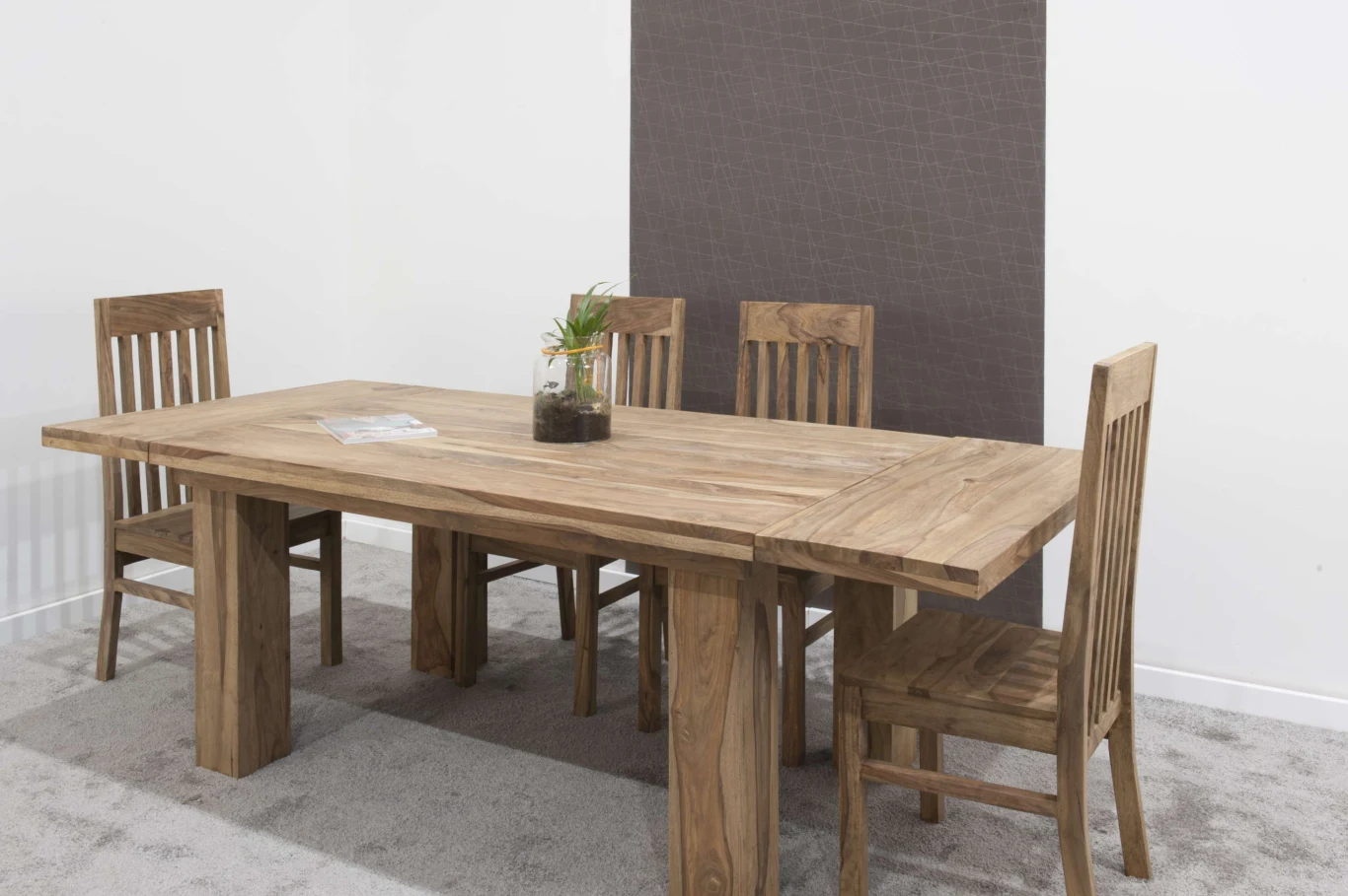 Mandallin, stoły drewniane