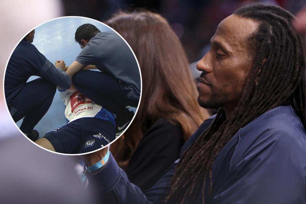 Patrice Annonay, legendarny bramkarz PSG posłał na deski skrzydłowego Orlenu Wisły Płock. Sam był zaskoczony Zmartwiony mężczyzna z długimi dredami siedzi z boku, a w oknie przybliżenia widać osobę w sportowym stroju leżącą na ziemi otoczoną przez dwóch ratowników medycznych udzielających jej pomocy.