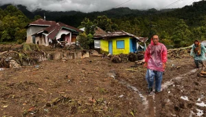 Błotniste potoki wdzierały się do domów. Nie żyją co najmniej 84 osoby